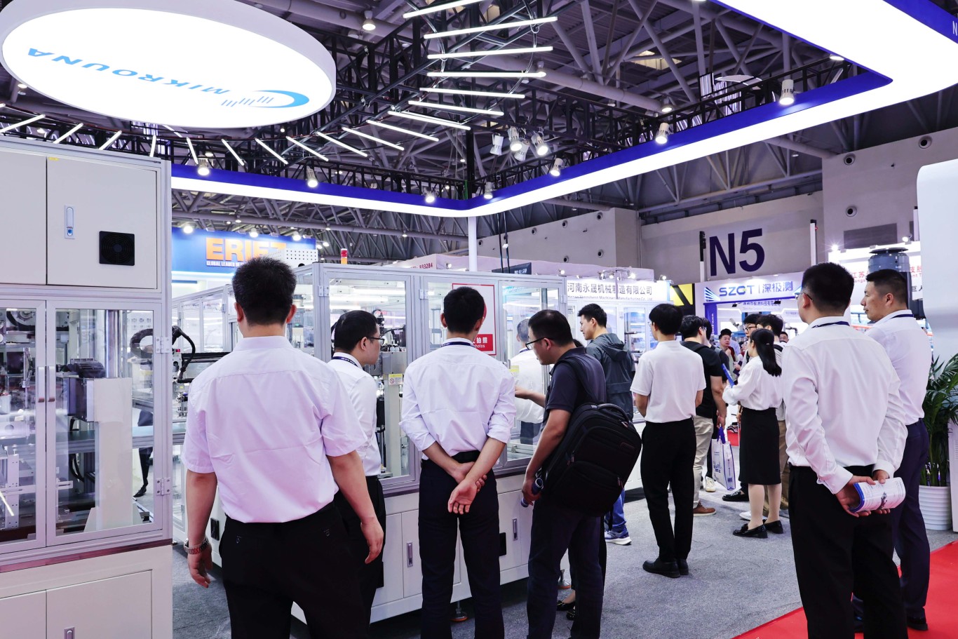 客戶參觀了解新品固態(tài)電池研發(fā)設(shè)備